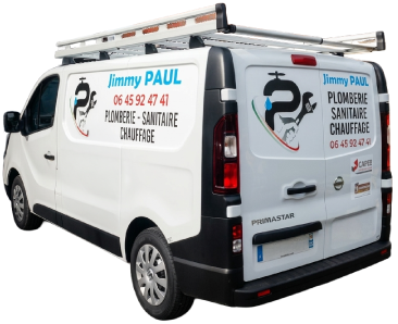 camion de l'entreprise de plomberie garer devant l'atelier à Pau
