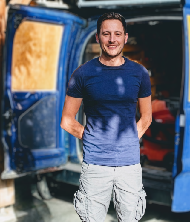portrait de Jimmy Paul, votre plombier à Pau devant son atelier