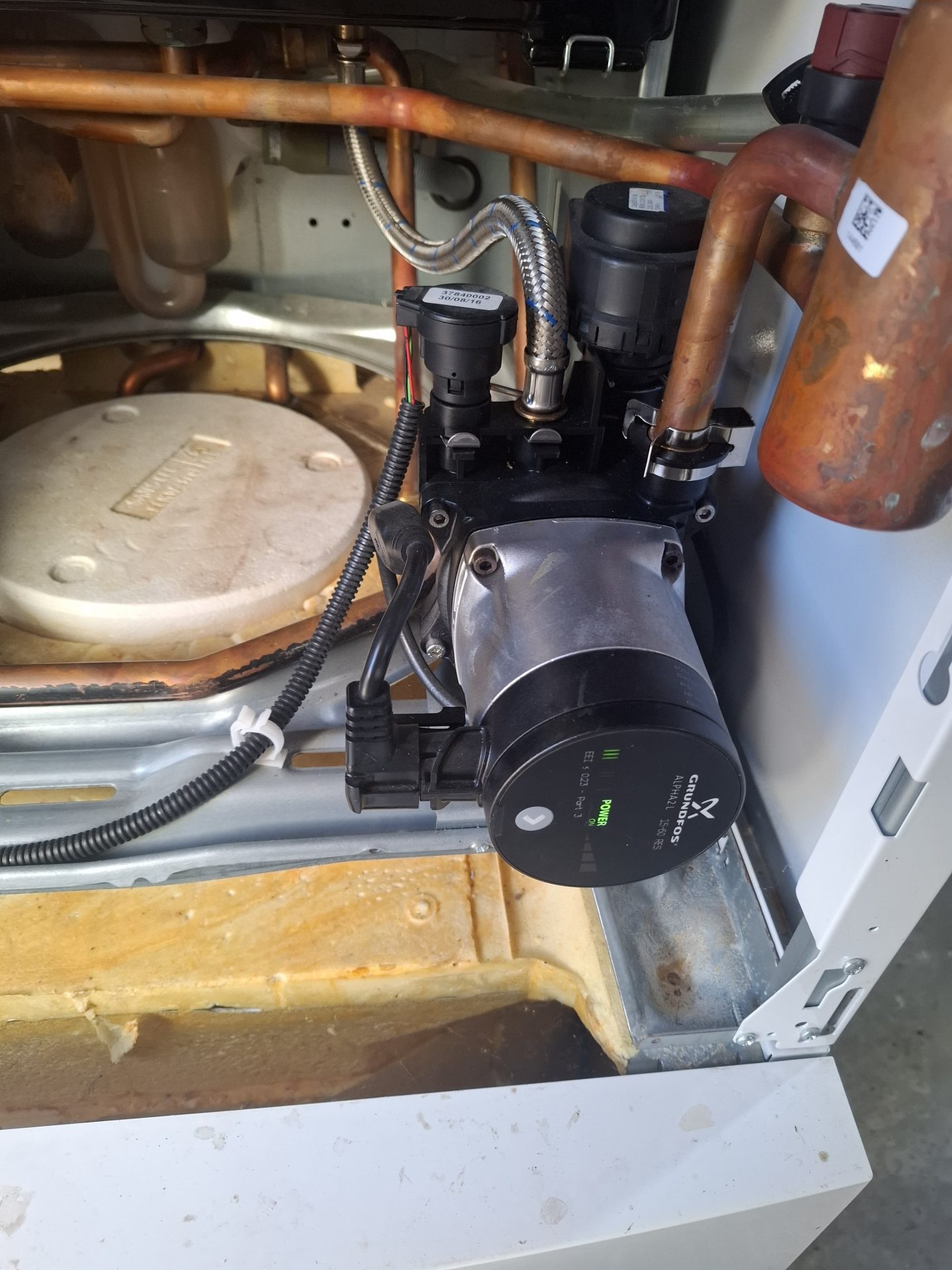 Remplacement d'une pièce en plastique défectueuse et fondue lors d'un dépannage chaudière gaz réalisé en urgence par l'entreprise Jimmy Paul sur la commune de Billère.