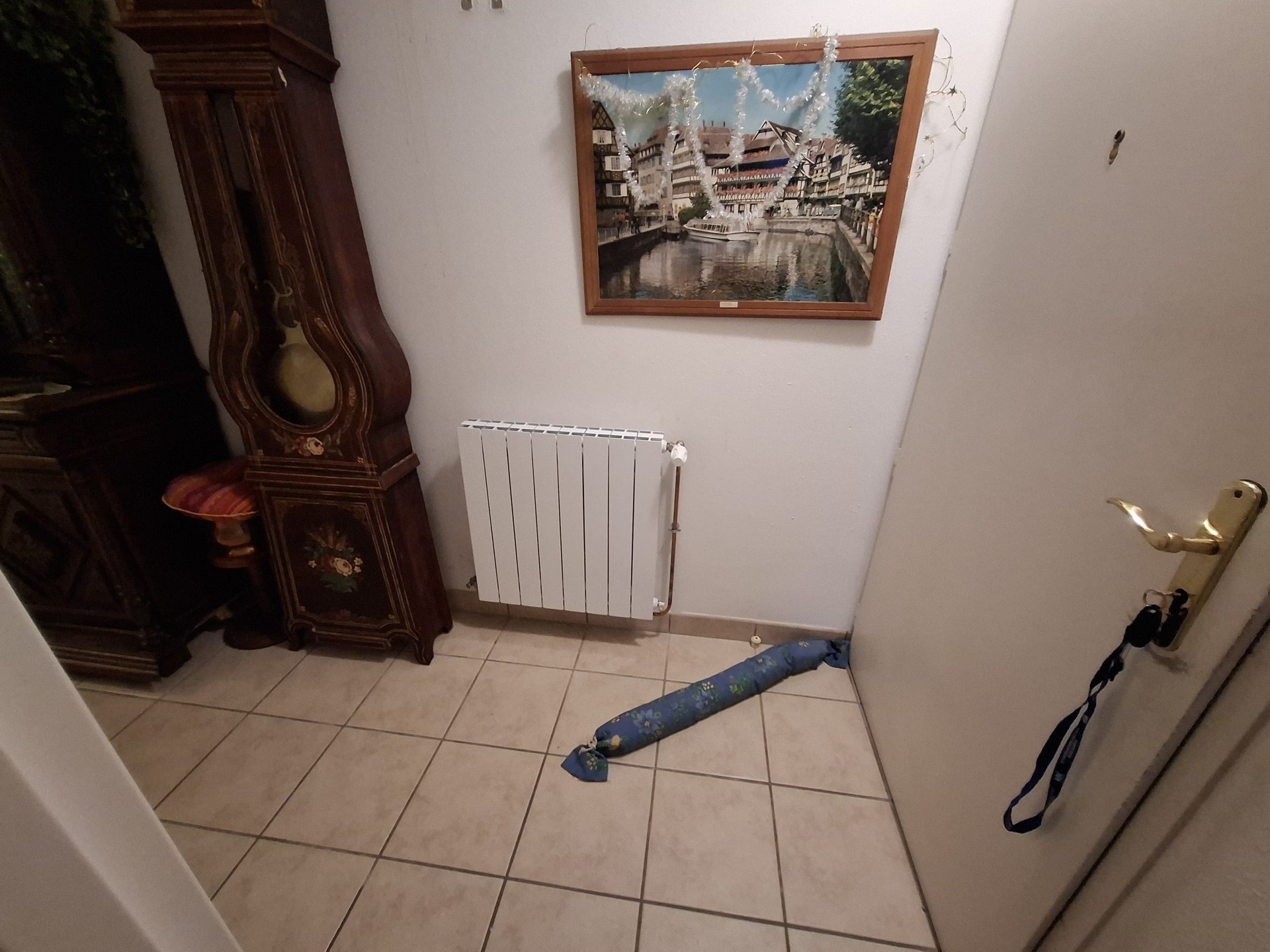 Détail sur la cuvette en céramique et l'abattant noir mat d'un nouveau sanitaire posé par l'artisan Jimmy Paul, plombier reconnu sur le secteur de Lons.