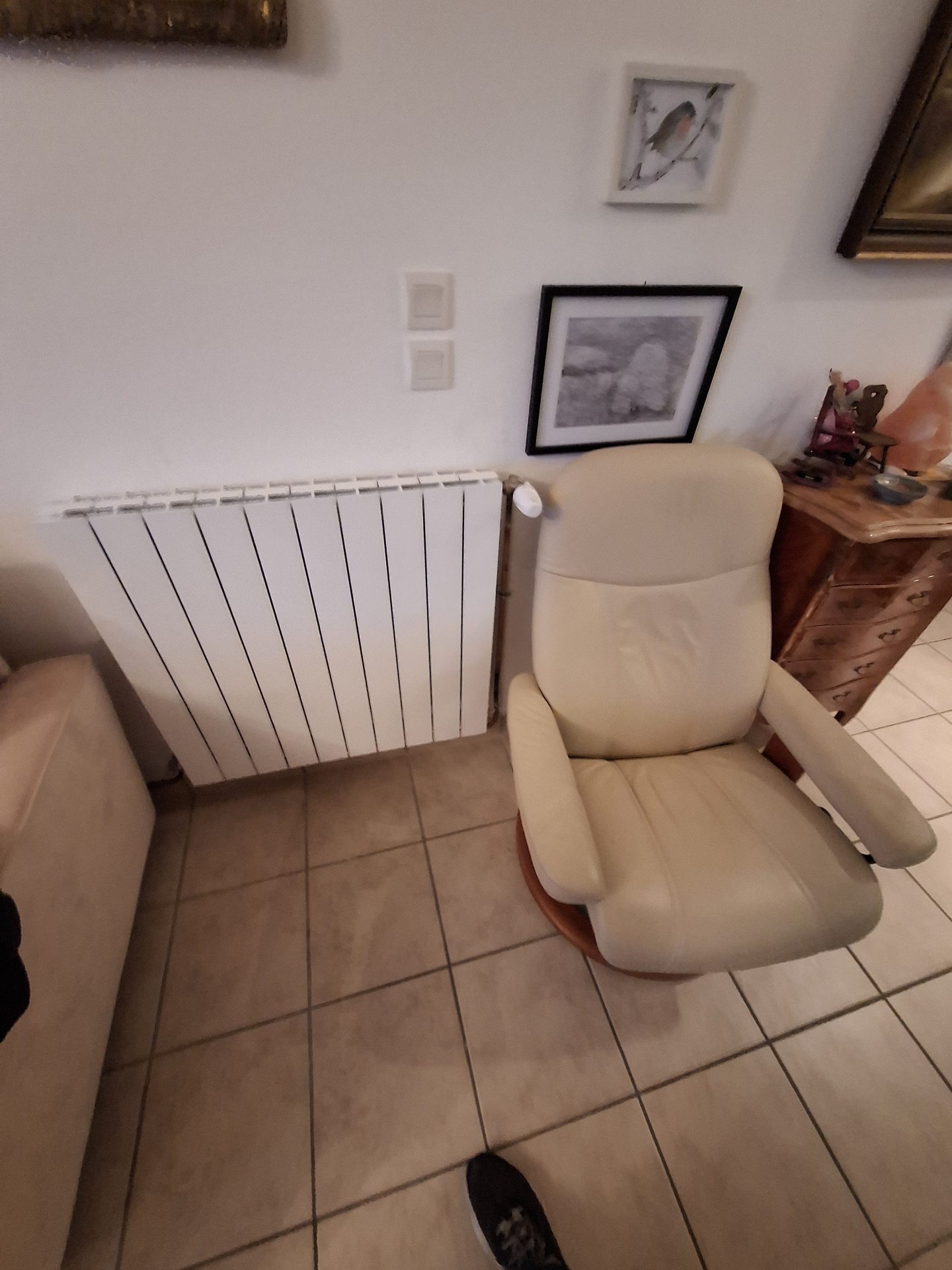 Rénovation complète de sanitaires avec l'aménagement d'un bâti-support aspect bois pour WC suspendu, une réalisation sur mesure par l'entreprise Jimmy Paul, plombier à Lescar.