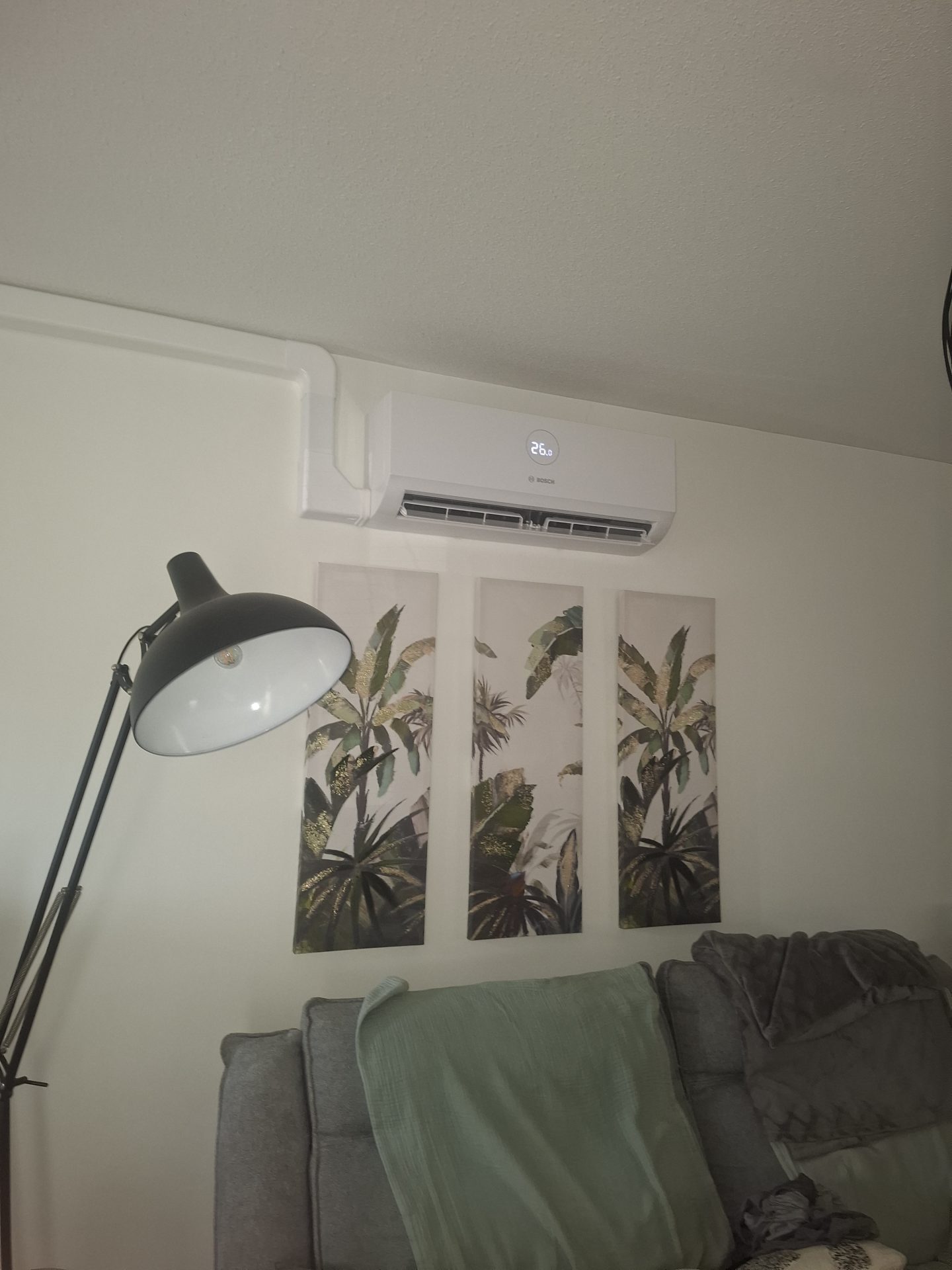 Fixation minutieuse d'un groupe extérieur Mitsubishi sur une façade en briques par l'entreprise Jimmy Paul, installateur climatisation intervenant à Billère.