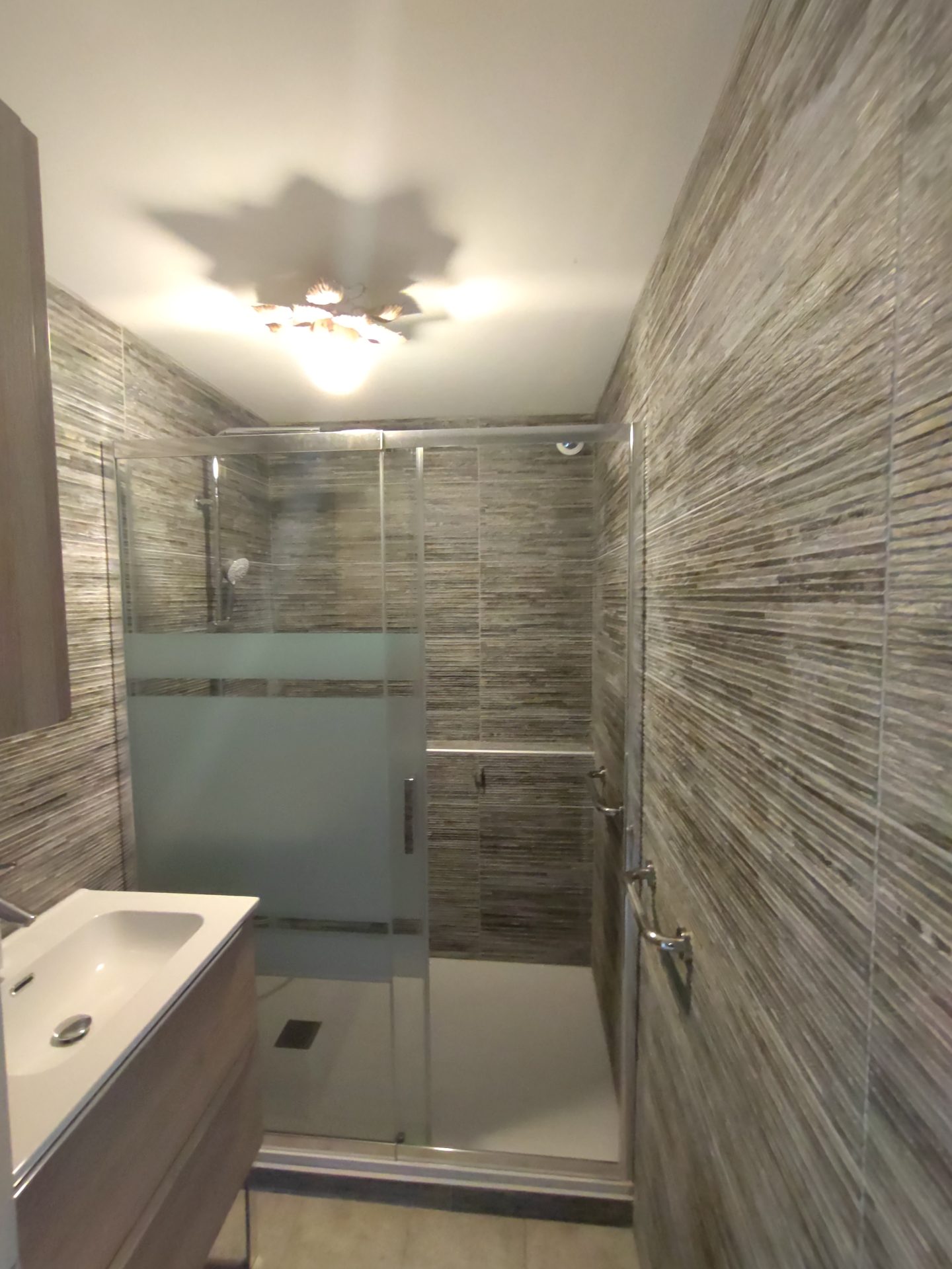 Optimisation d'un petit espace tout en longueur avec vasque et douche, une rénovation de salle de bain sur mesure signée Jimmy Paul à Bizanos.