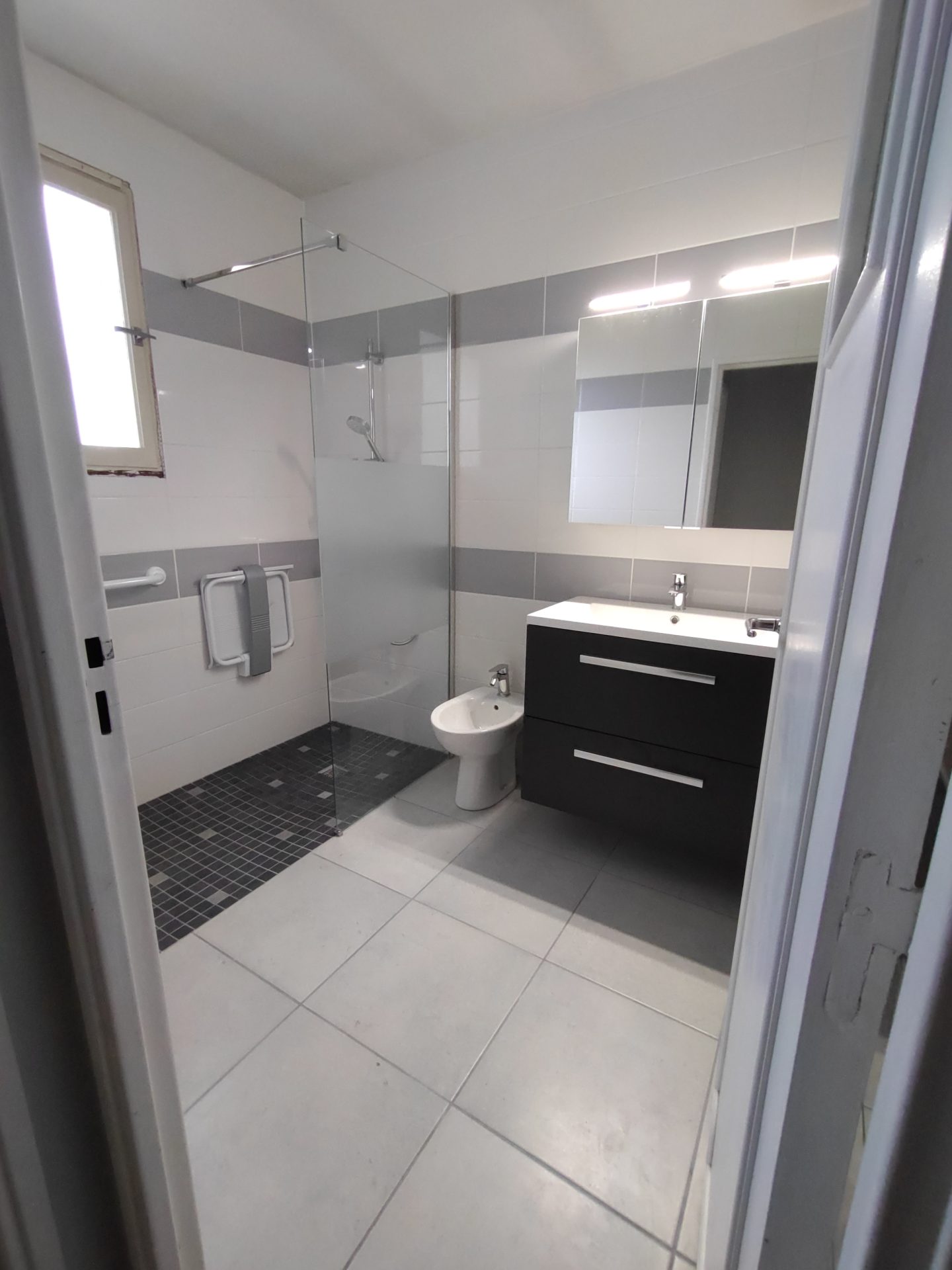 Superbe rénovation de salle de bain complète par Jimmy Paul à Idron, comprenant douche à l'italienne avec siège, bidet, et meuble suspendu avec armoire miroir.