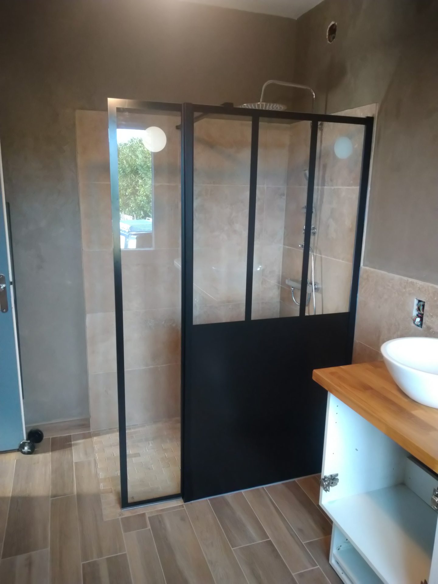 Création d'un espace avec paroi de douche style industriel et vasque sur plan de travail en bois, une rénovation de salle de bain tendance signée Jimmy Paul à Billère.