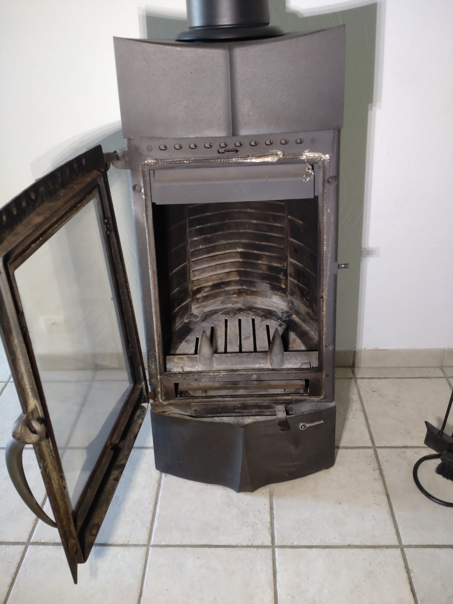 Nettoyage du conduit avec un aspirateur professionnel et des cannes flexibles lors d'un ramonage de poêles réalisé par l'entreprise Jimmy Paul, votre ramoneur poêles et inserts intervenant sur le secteur de Billère et Pau.