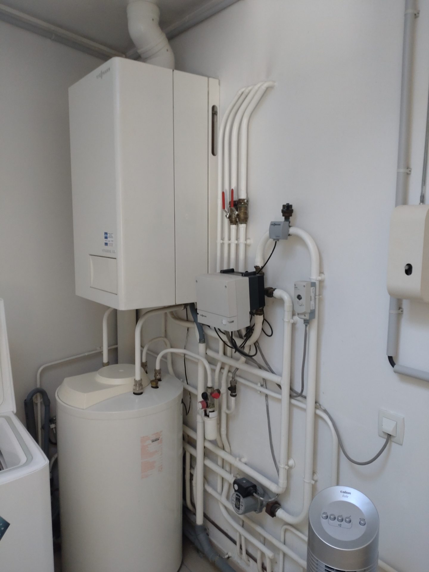 Vérification complète d'une installation Viessmann avec ballon d'eau chaude lors d'un entretien chaudière gaz réalisé par l'entreprise Jimmy Paul dans une buanderie à Pau.