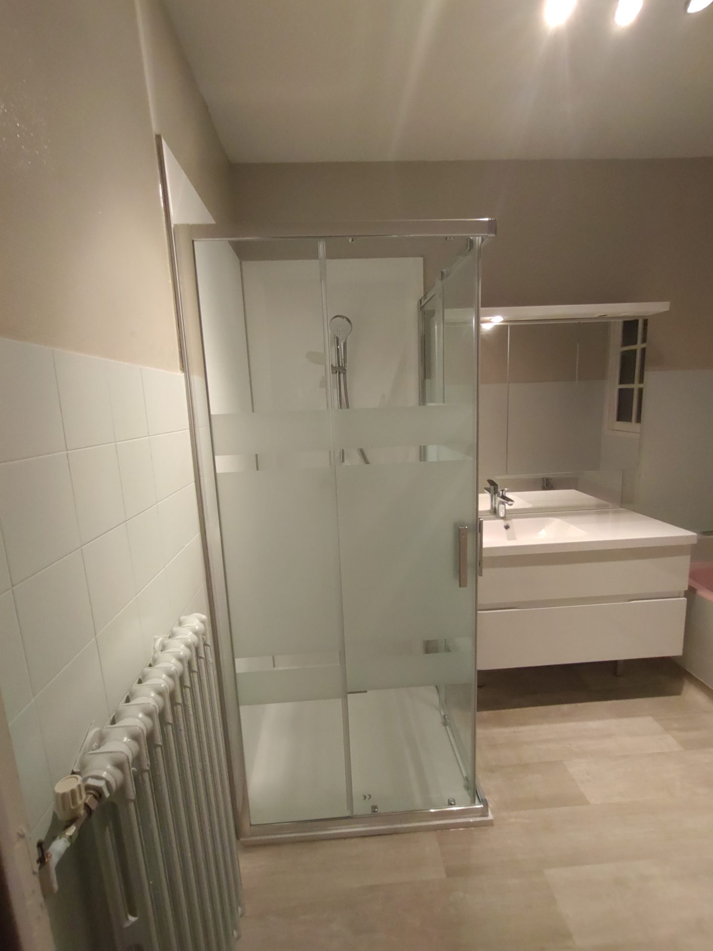 Pose soignée d'une douche avec paroi vitrée fermée, illustrant l'expertise de l'entreprise Jimmy Paul en rénovation de salle de bain à Bizanos.