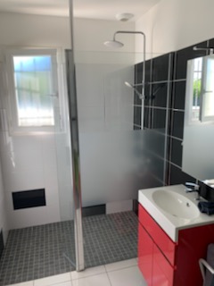 Agencement d'une douche à l'italienne séparée d'un meuble simple vasque par une paroi vitrée, belle rénovation de salle de bain réalisée par Jimmy Paul à Bizanos.