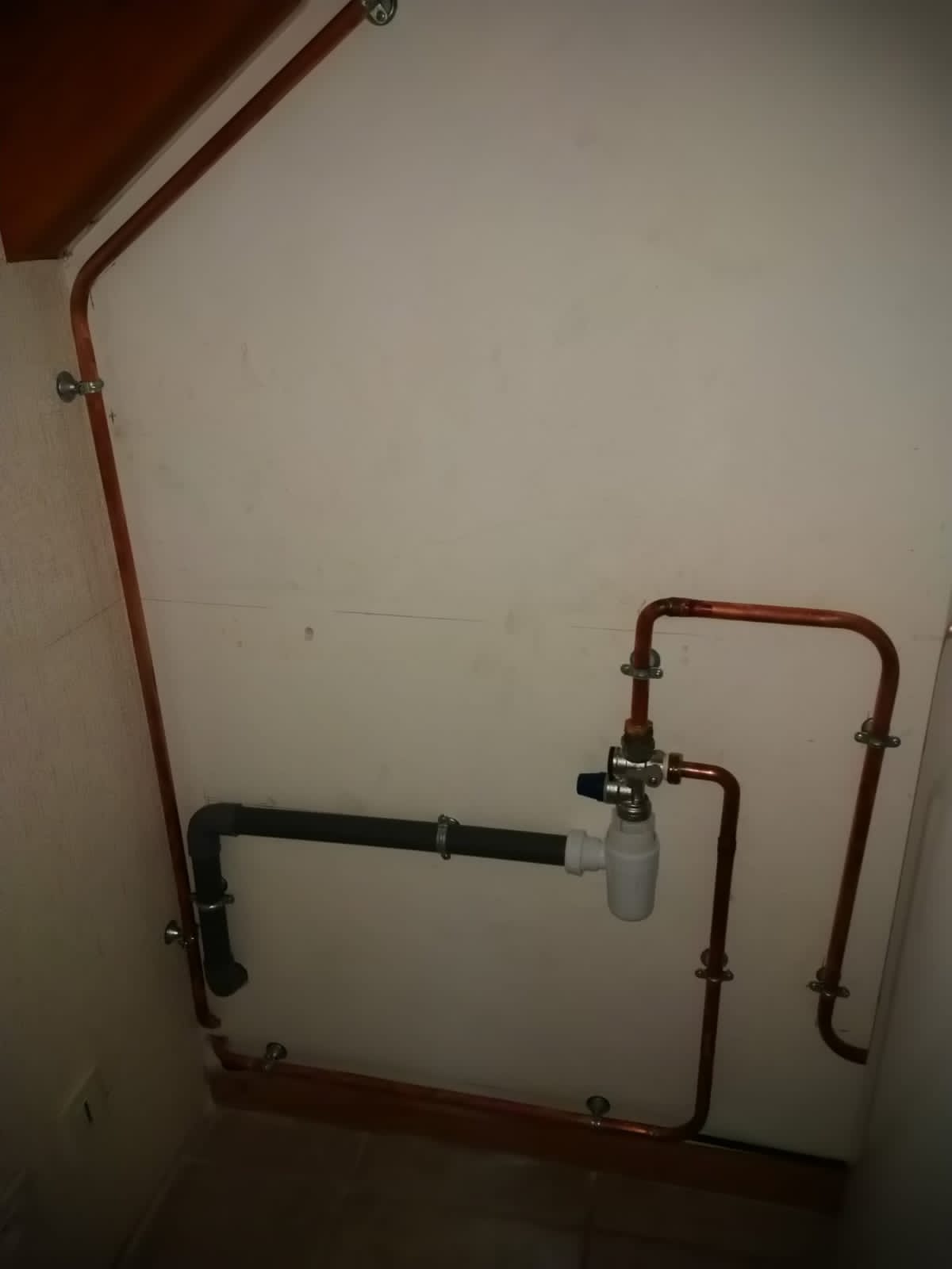 Vérification du débit et de la température de l'eau au robinet après la mise en service du nouveau chauffe eau par le plombier Jimmy Paul à Billère.