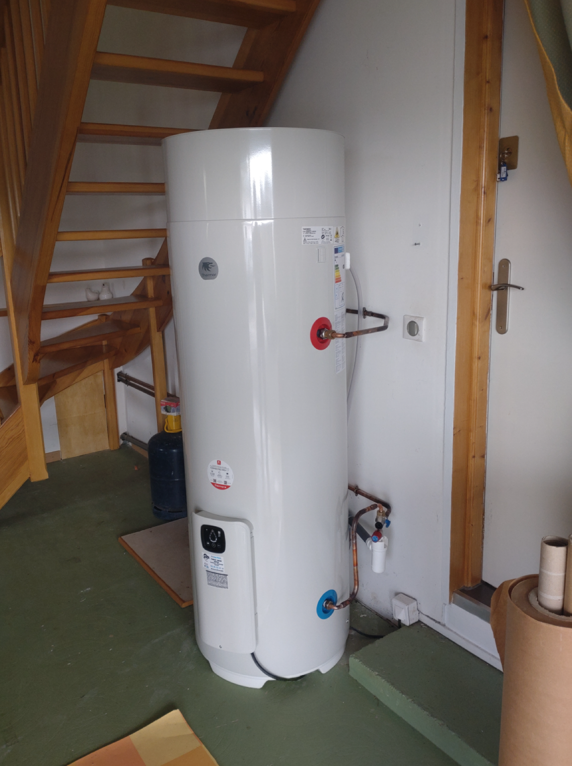 Installation complète d'un chauffe eau thermodynamique haute performance dans un garage, une intervention réalisée par mon entreprise Jimmy Paul à Billère.