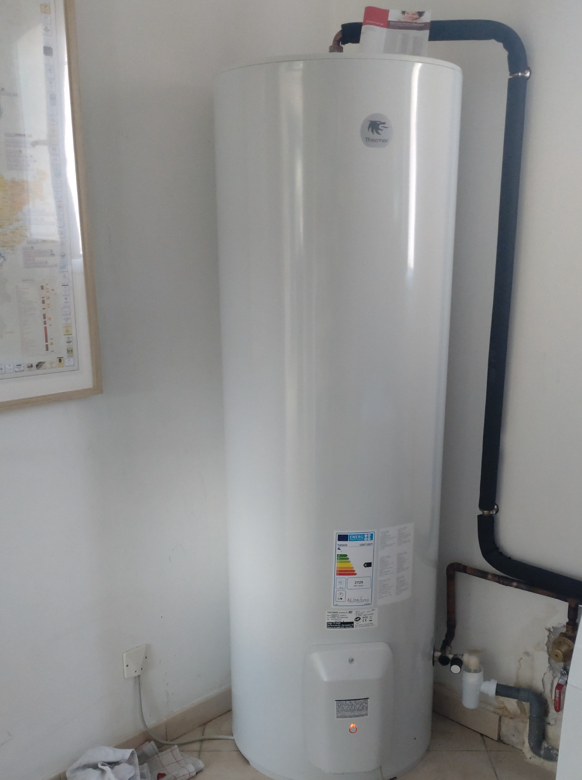 Détail technique des raccordements en cuivre et du groupe de sécurité sous un nouveau chauffe eau installé par l'artisan Jimmy Paul à Lescar.